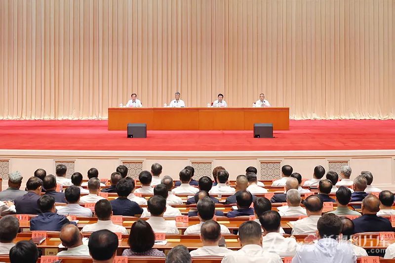 马兴瑞同志不再兼任新疆维吾尔自治区党委书记职务，另有任用；陈小江同志任新疆维吾尔自治区书记。